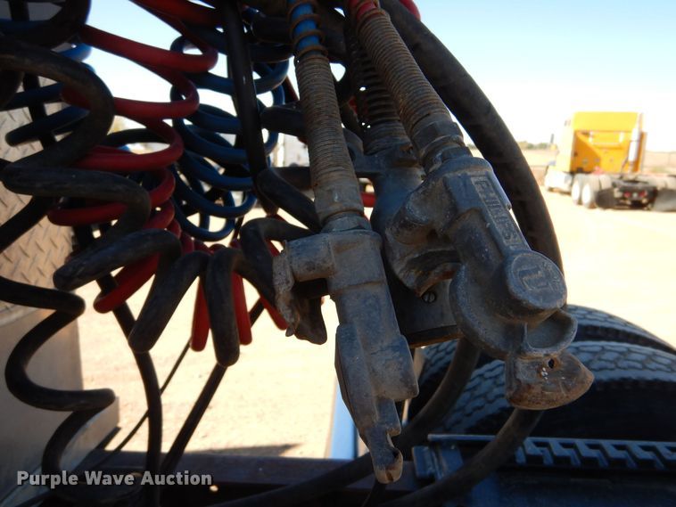 image for item LU9751 1999 Western Star 4964EX  semi truck