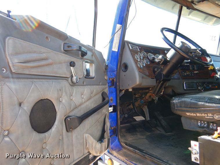 image for item LU9751 1999 Western Star 4964EX  semi truck