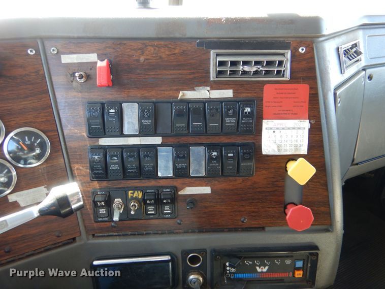 image for item LU9751 1999 Western Star 4964EX  semi truck