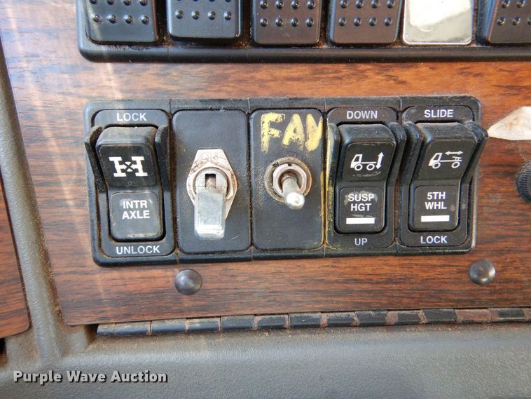 image for item LU9751 1999 Western Star 4964EX  semi truck