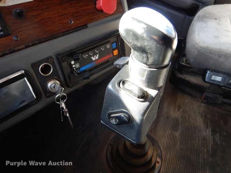 image for item LU9751 1999 Western Star 4964EX  semi truck