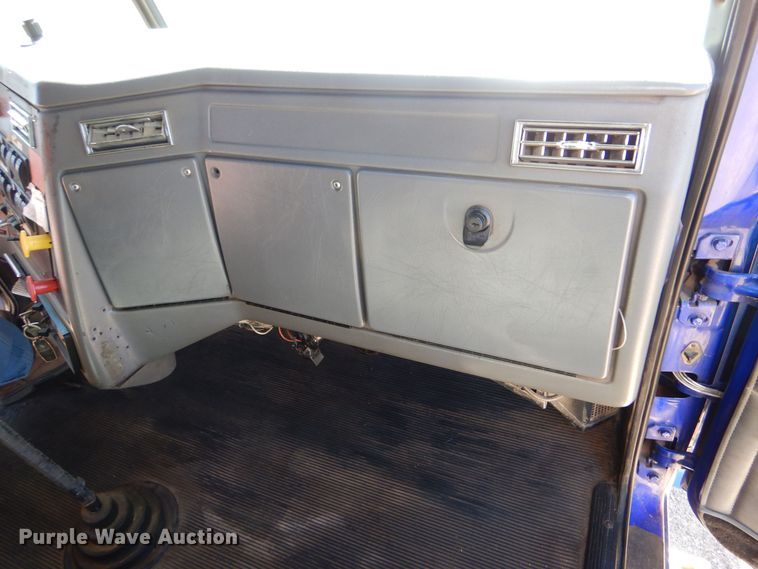 image for item LU9751 1999 Western Star 4964EX  semi truck