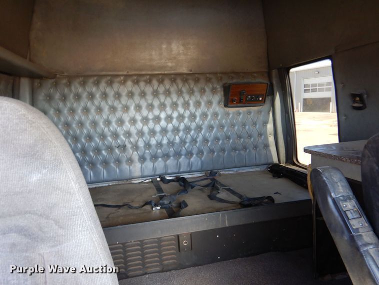 image for item LU9751 1999 Western Star 4964EX  semi truck