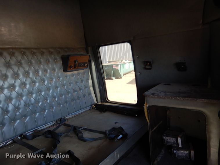 image for item LU9751 1999 Western Star 4964EX  semi truck