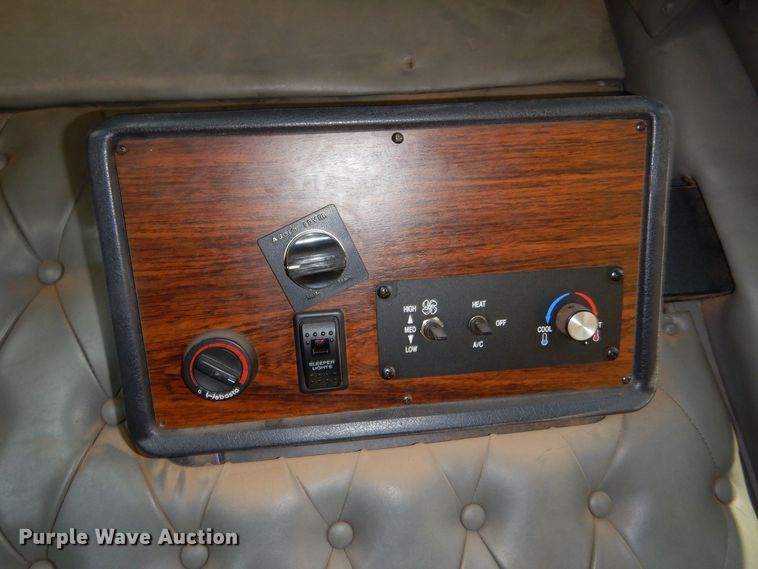 image for item LU9751 1999 Western Star 4964EX  semi truck