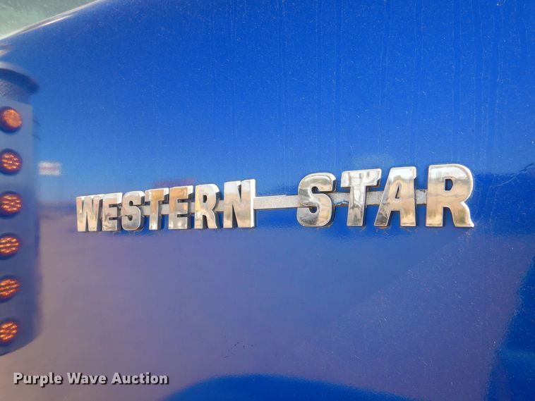 image for item LU9751 1999 Western Star 4964EX  semi truck