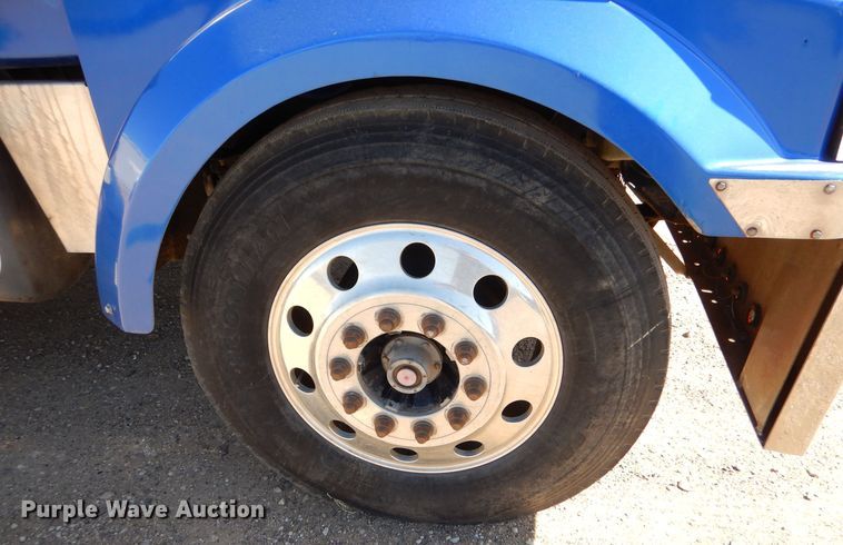 image for item LU9751 1999 Western Star 4964EX  semi truck