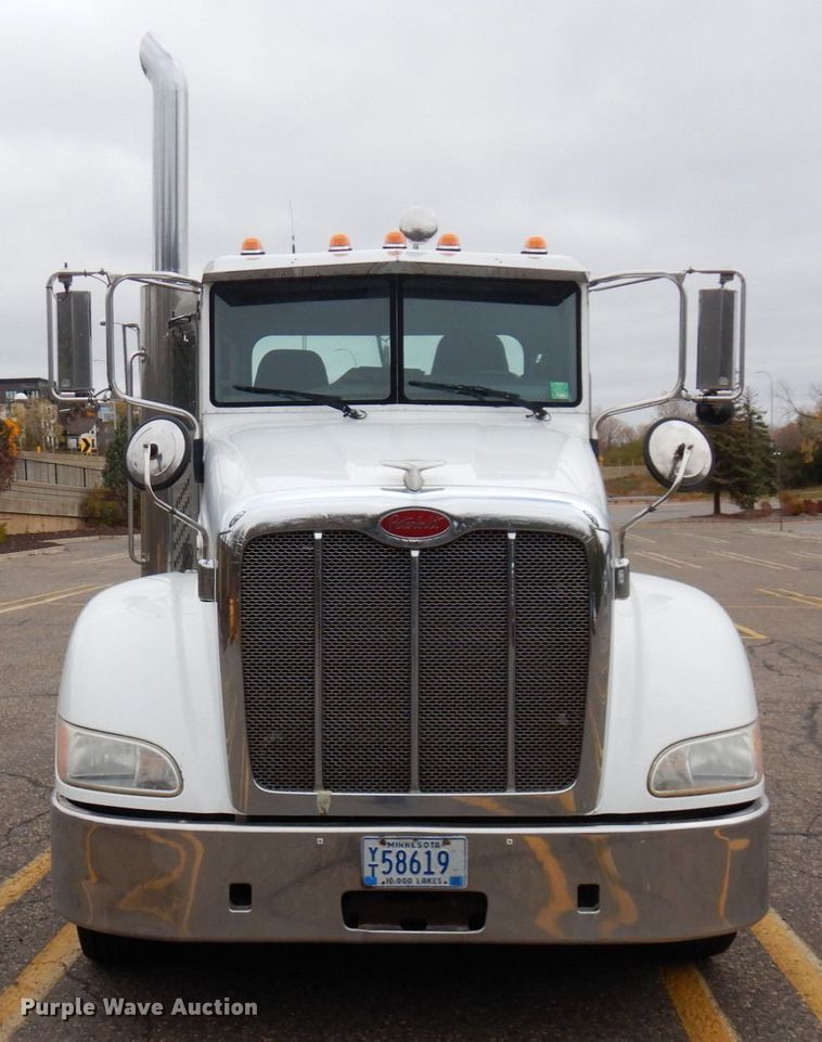 image for item MH9252 2010 Peterbilt 384  semi truck