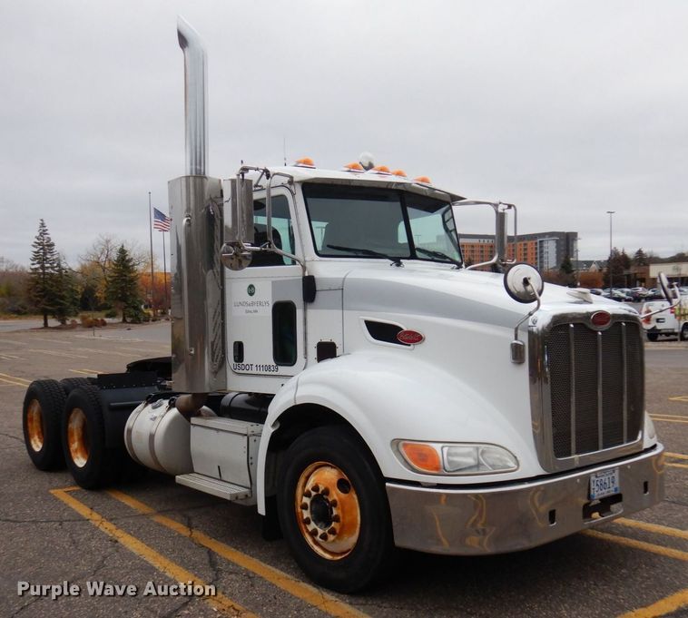 image for item MH9252 2010 Peterbilt 384  semi truck