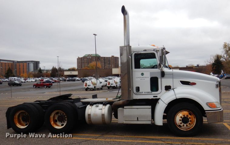 image for item MH9252 2010 Peterbilt 384  semi truck
