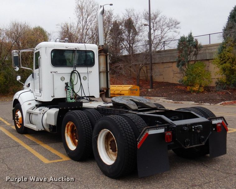 image for item MH9252 2010 Peterbilt 384  semi truck