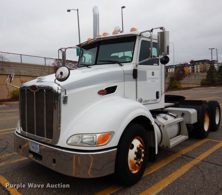 image for item MH9252 2010 Peterbilt 384  semi truck