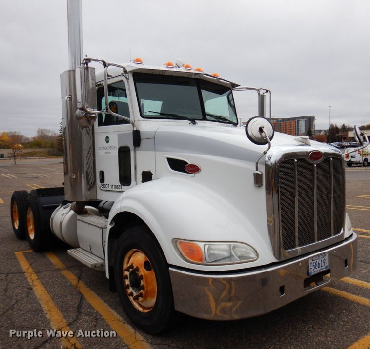image for item MH9252 2010 Peterbilt 384  semi truck