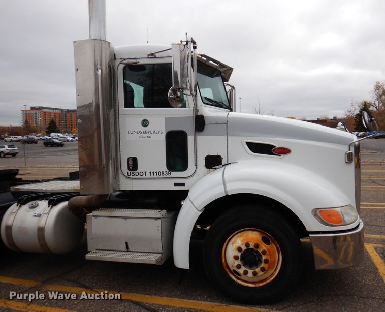 image for item MH9252 2010 Peterbilt 384  semi truck