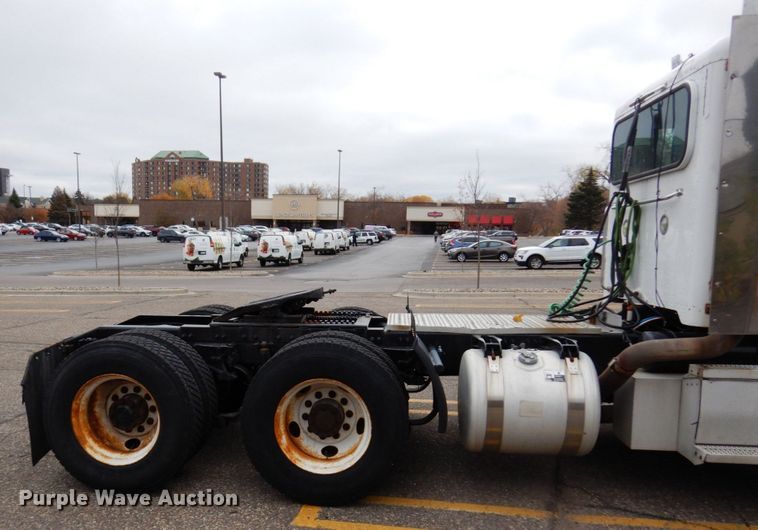 image for item MH9252 2010 Peterbilt 384  semi truck