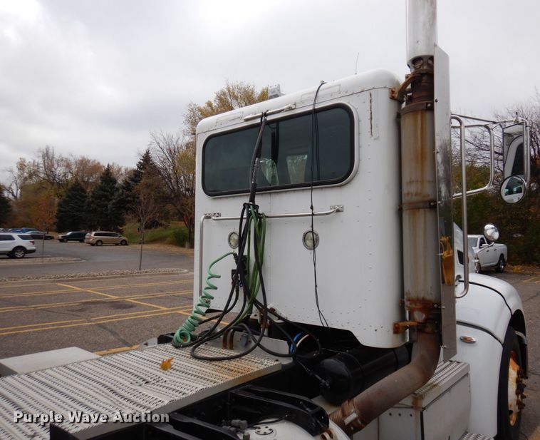 image for item MH9252 2010 Peterbilt 384  semi truck