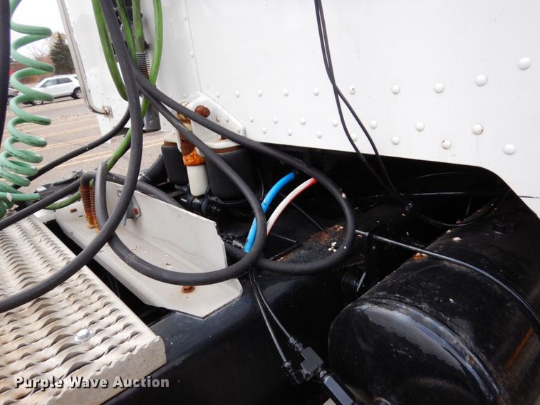 image for item MH9252 2010 Peterbilt 384  semi truck