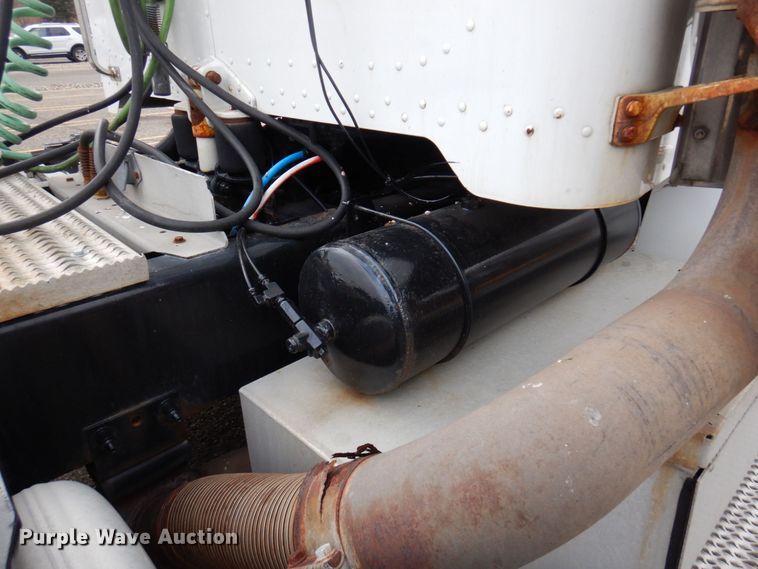 image for item MH9252 2010 Peterbilt 384  semi truck