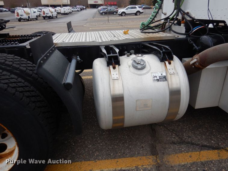 image for item MH9252 2010 Peterbilt 384  semi truck