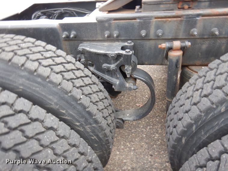 image for item MH9252 2010 Peterbilt 384  semi truck