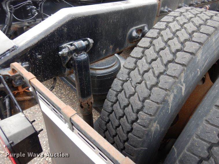 image for item MH9252 2010 Peterbilt 384  semi truck