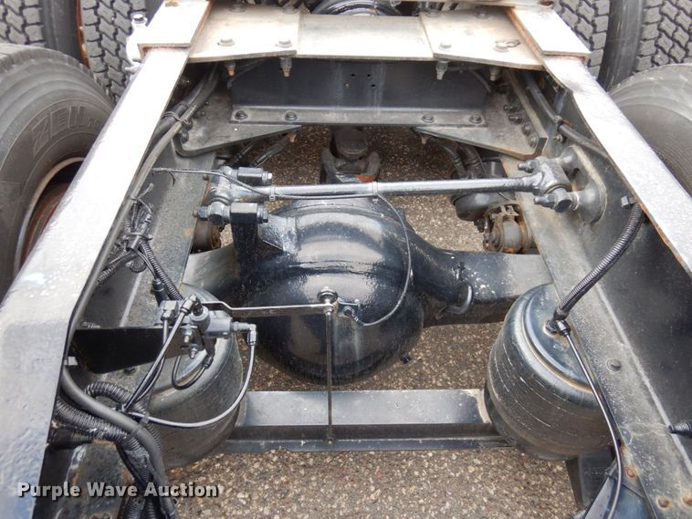 image for item MH9252 2010 Peterbilt 384  semi truck