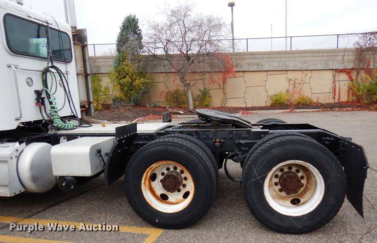 image for item MH9252 2010 Peterbilt 384  semi truck