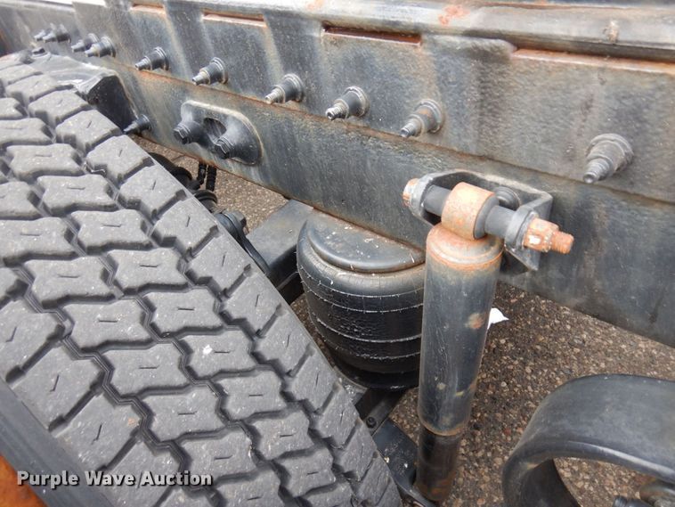 image for item MH9252 2010 Peterbilt 384  semi truck