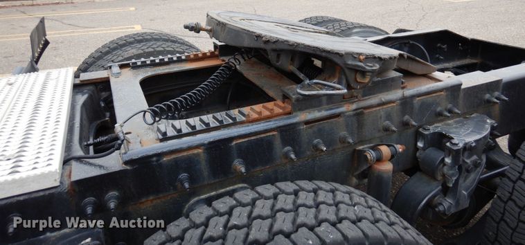 image for item MH9252 2010 Peterbilt 384  semi truck