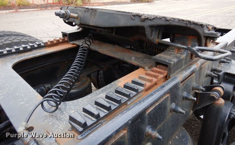 image for item MH9252 2010 Peterbilt 384  semi truck