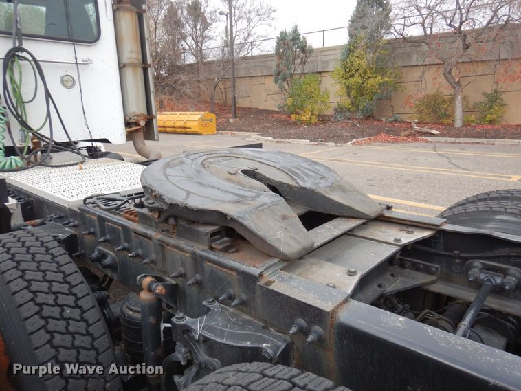 image for item MH9252 2010 Peterbilt 384  semi truck