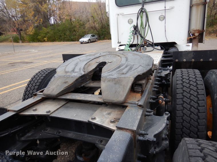 image for item MH9252 2010 Peterbilt 384  semi truck