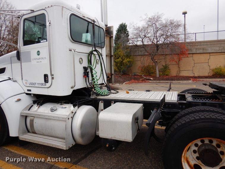 image for item MH9252 2010 Peterbilt 384  semi truck