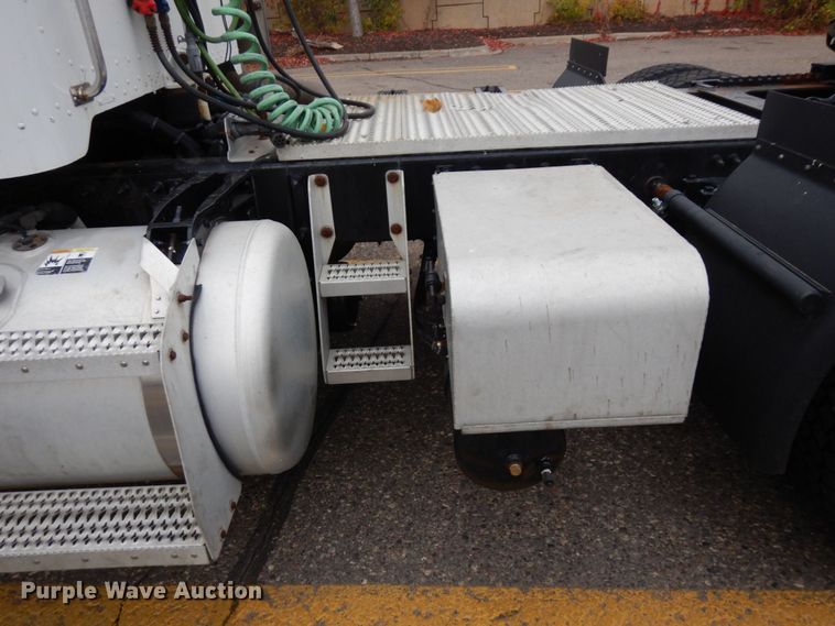 image for item MH9252 2010 Peterbilt 384  semi truck