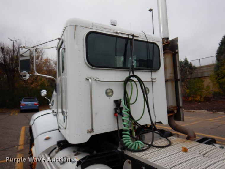 image for item MH9252 2010 Peterbilt 384  semi truck
