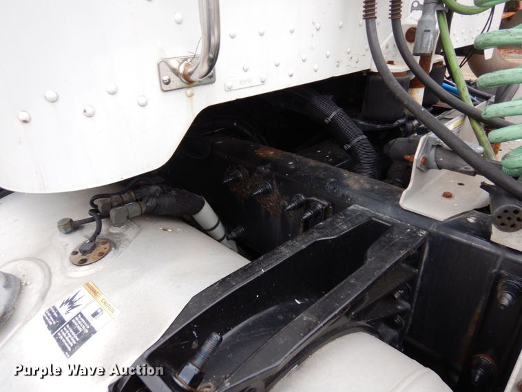 image for item MH9252 2010 Peterbilt 384  semi truck