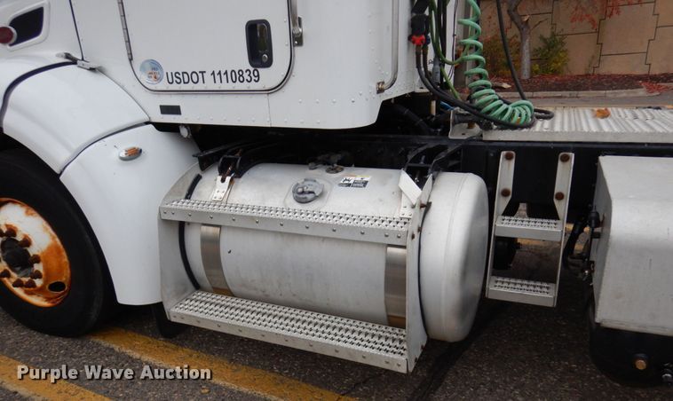 image for item MH9252 2010 Peterbilt 384  semi truck