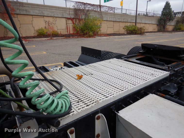 image for item MH9252 2010 Peterbilt 384  semi truck