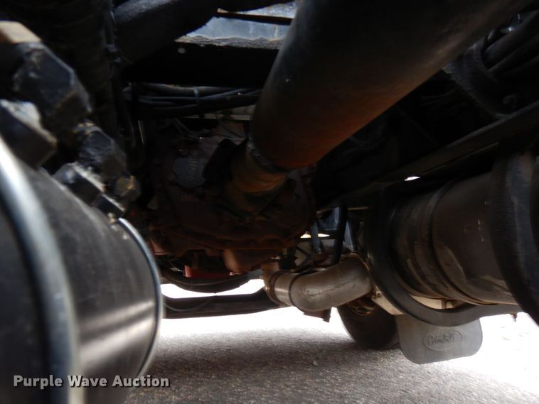 image for item MH9252 2010 Peterbilt 384  semi truck