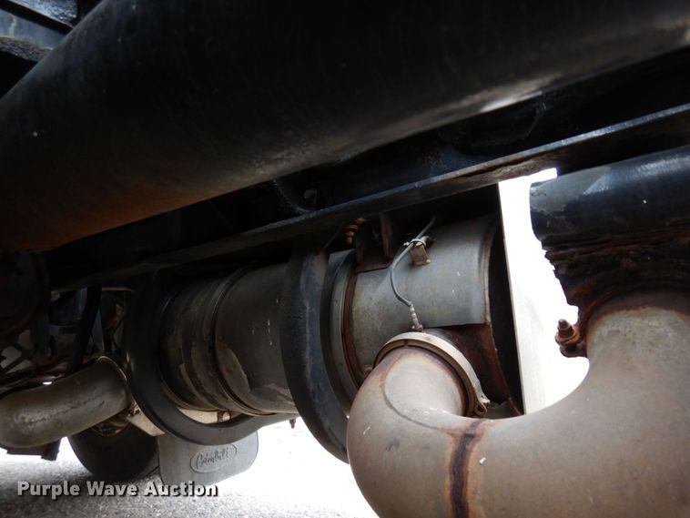 image for item MH9252 2010 Peterbilt 384  semi truck