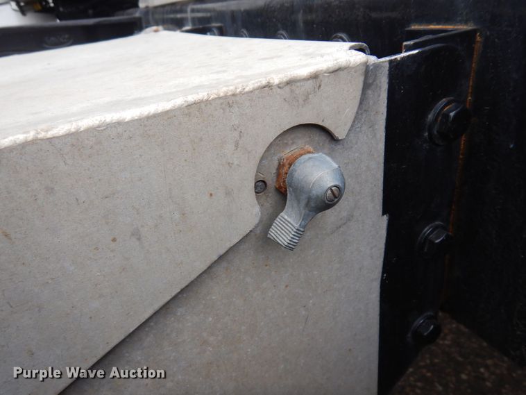 image for item MH9252 2010 Peterbilt 384  semi truck