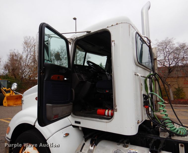 image for item MH9252 2010 Peterbilt 384  semi truck