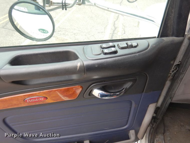 image for item MH9252 2010 Peterbilt 384  semi truck