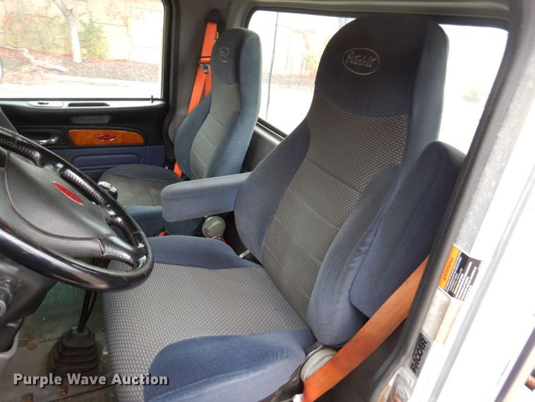 image for item MH9252 2010 Peterbilt 384  semi truck