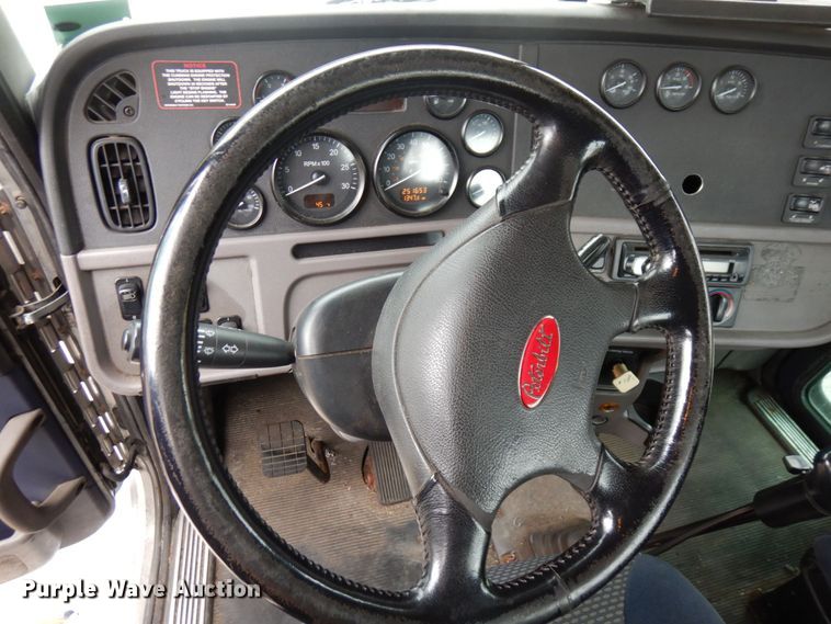 image for item MH9252 2010 Peterbilt 384  semi truck