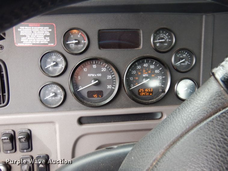 image for item MH9252 2010 Peterbilt 384  semi truck