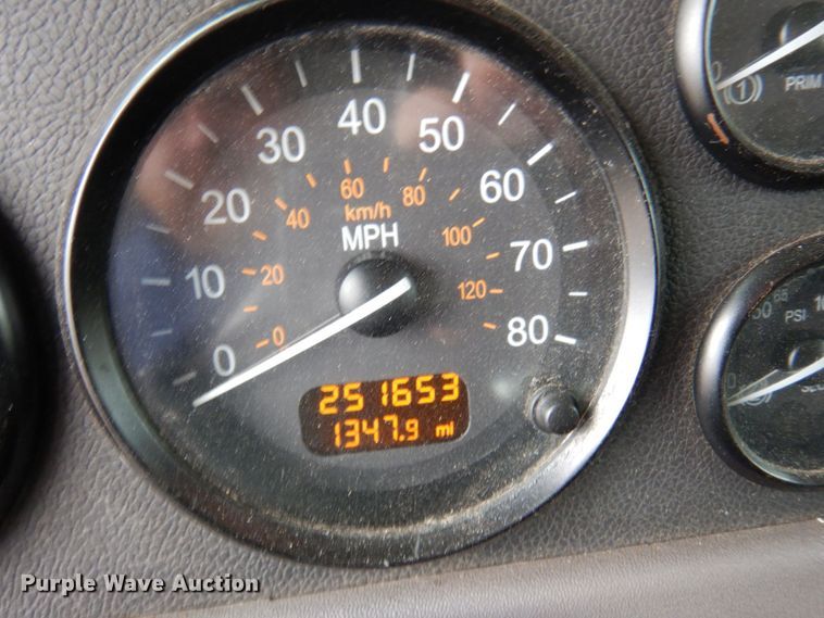 image for item MH9252 2010 Peterbilt 384  semi truck