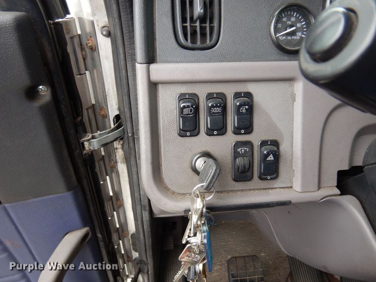 image for item MH9252 2010 Peterbilt 384  semi truck