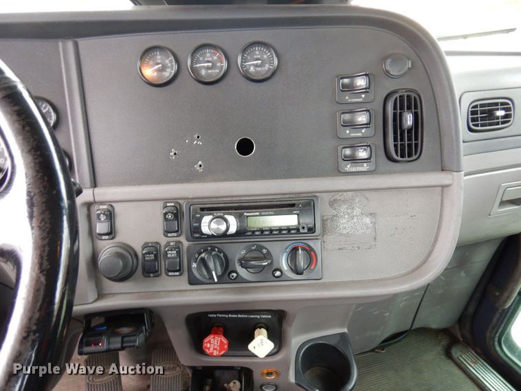 image for item MH9252 2010 Peterbilt 384  semi truck