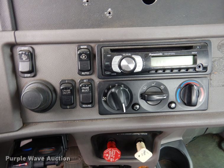 image for item MH9252 2010 Peterbilt 384  semi truck